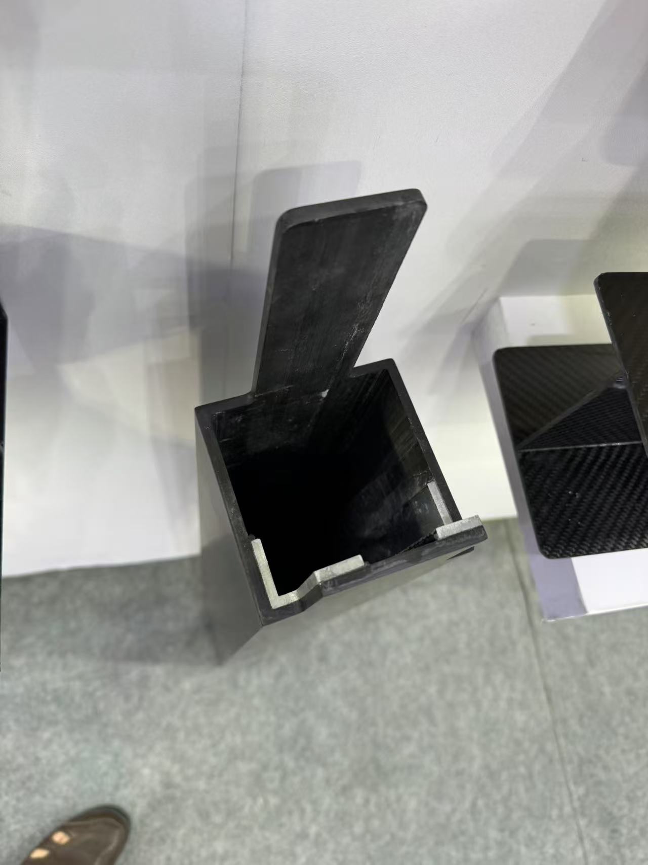 Carbon-aluminum bonded carbon tubes are carbon fiber tubes that are convenient for drilling and installation