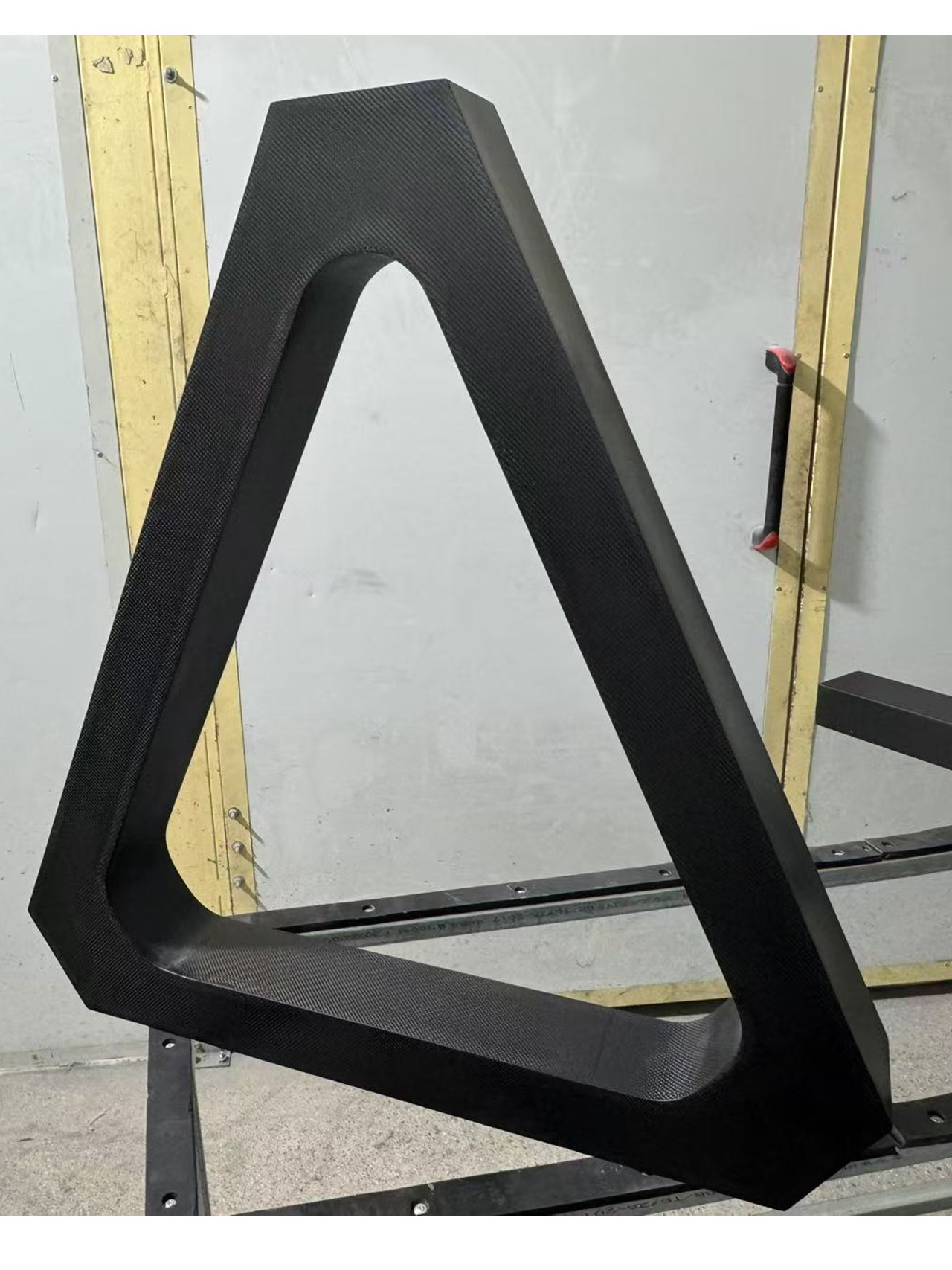 Carbon fiber integrated polygonal bracket